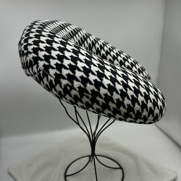 Houndstooth Patterned Travel Pillow Neck Rest - Picture 2 of 9